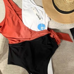 CUPSHE Women's One Piece Swimsuit Wrap Color Block Tie Side Bathing Suit